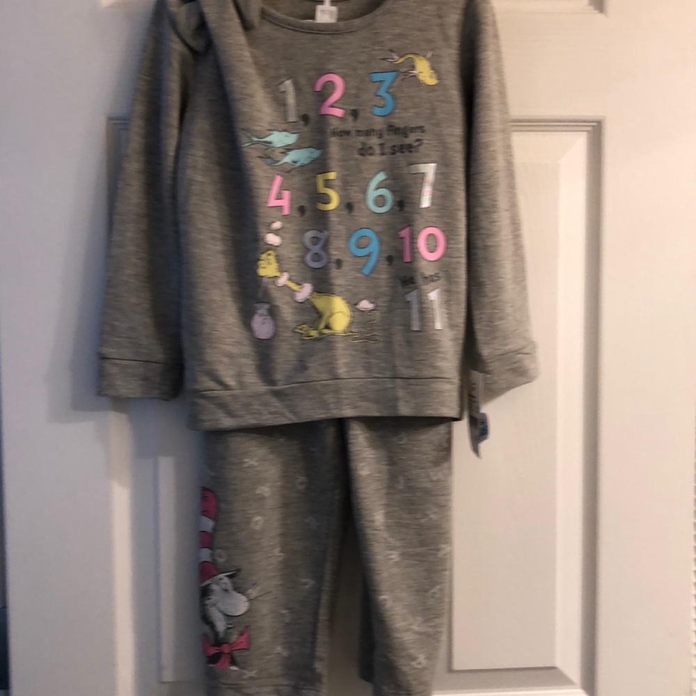 NWT dr seuss outfit 4 t